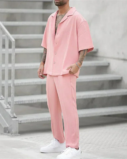 Ensemble décontracté pour homme en deux pièces avec chemise à manches courtes et pantalon