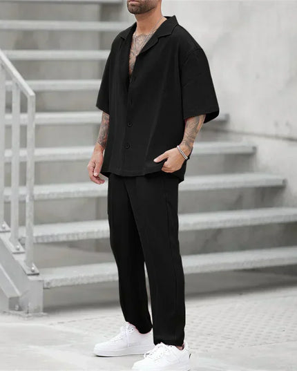 Ensemble décontracté pour homme en deux pièces avec chemise à manches courtes et pantalon