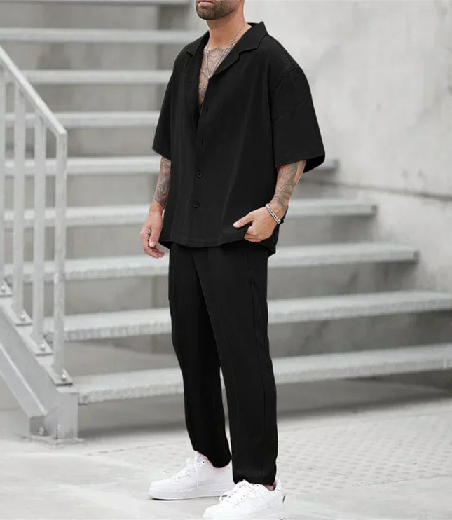 Ensemble décontracté pour homme en deux pièces avec chemise à manches courtes et pantalon