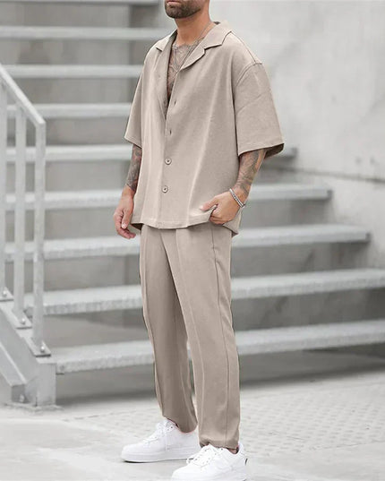 Ensemble décontracté pour homme en deux pièces avec chemise à manches courtes et pantalon