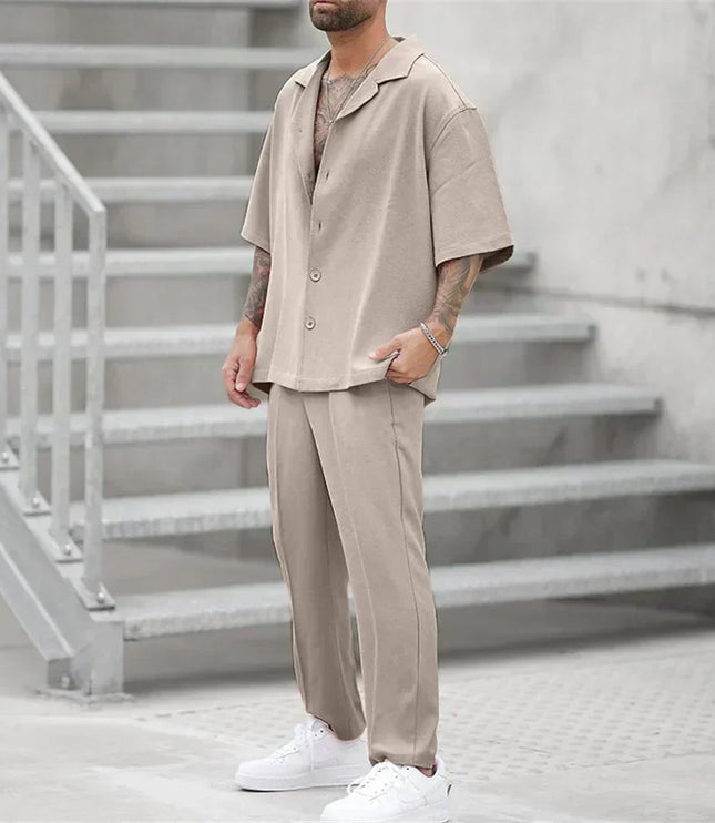Ensemble décontracté pour homme en deux pièces avec chemise à manches courtes et pantalon