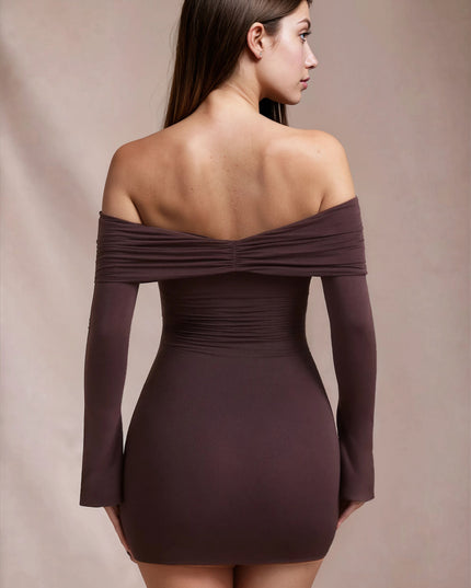 Vestido mini ajustado marrón para mujer con hombros descubiertos y mangas largas