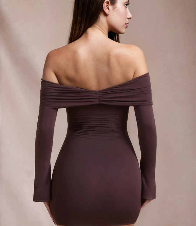 Vestido mini ajustado marrón para mujer con hombros descubiertos y mangas largas