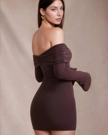 Vestido mini ajustado marrón para mujer con hombros descubiertos y mangas largas