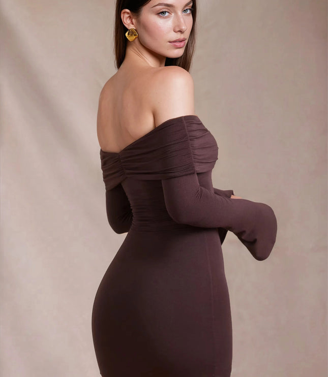Vestido mini ajustado marrón para mujer con hombros descubiertos y mangas largas
