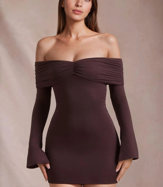 Vestido mini ajustado marrón para mujer con hombros descubiertos y mangas largas