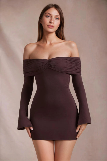 Vestido mini ajustado marrón para mujer con hombros descubiertos y mangas largas