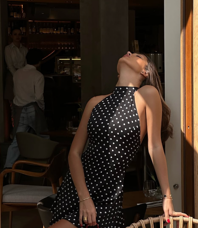 Vestido mini halter negro de lunares para invitada de boda para mujer
