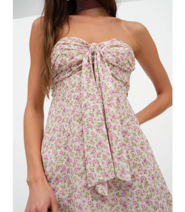 Vestido mini sin tirantes con flores para invitada de boda para mujer