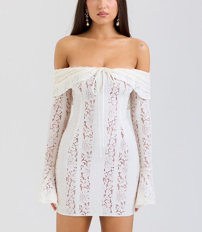 Vestido mini blanco de encaje con hombros descubiertos para invitada de boda para mujer