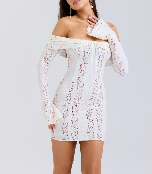 Vestido mini blanco de encaje con hombros descubiertos para invitada de boda para mujer