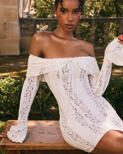 Vestido mini blanco de encaje con hombros descubiertos para invitada de boda para mujer