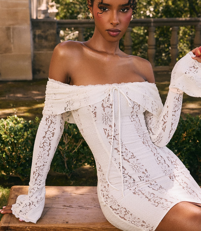 Vestido mini blanco de encaje con hombros descubiertos para invitada de boda para mujer