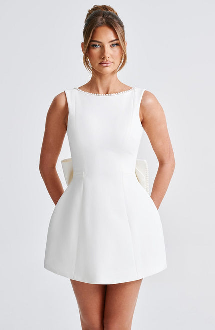 Vestido mini línea A para invitada de boda con cuello de perlas para mujer