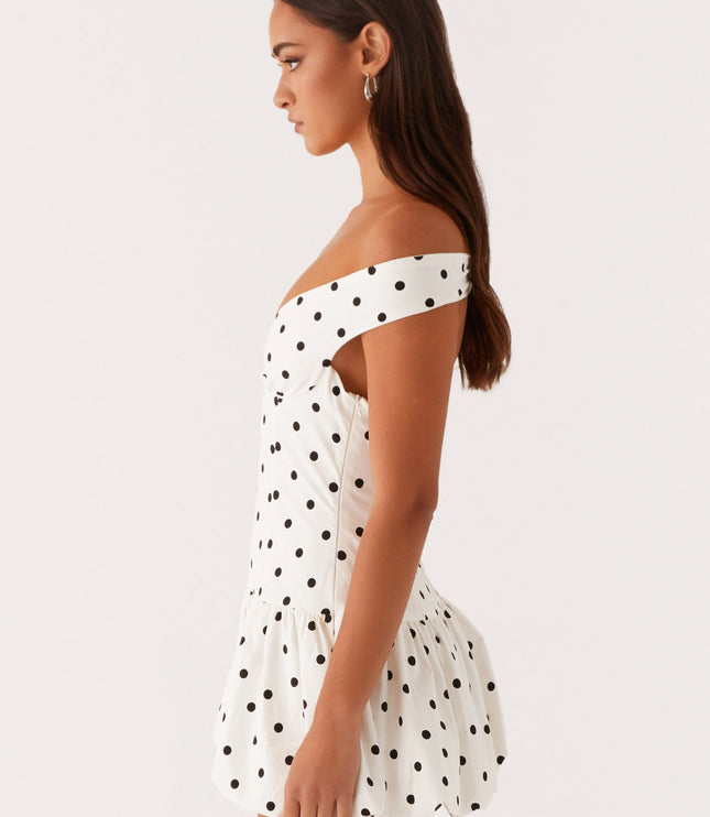 Vestido mini de lunares para invitada de boda con hombros descubiertos para mujer