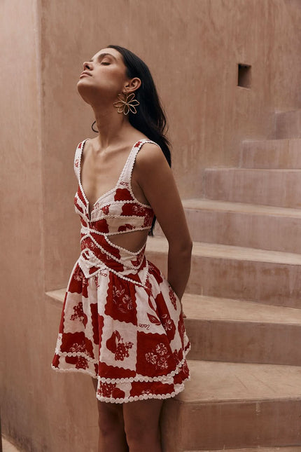 Vestido mini rojo con flores y recortes para invitada de boda para mujer