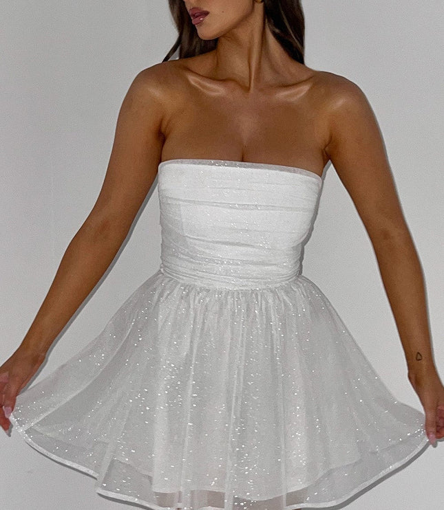 Vestido mini blanco ajustado con fruncidos y hombros descubiertos para mujer