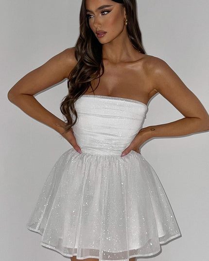 Vestido mini blanco ajustado con fruncidos y hombros descubiertos para mujer