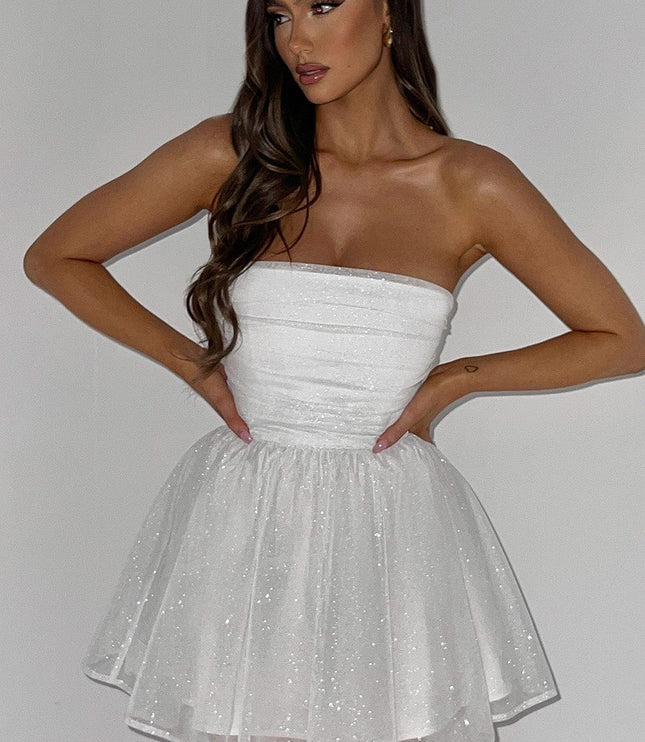 Vestido mini blanco ajustado con fruncidos y hombros descubiertos para mujer