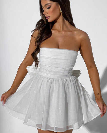 Vestido mini blanco ajustado con fruncidos y hombros descubiertos para mujer