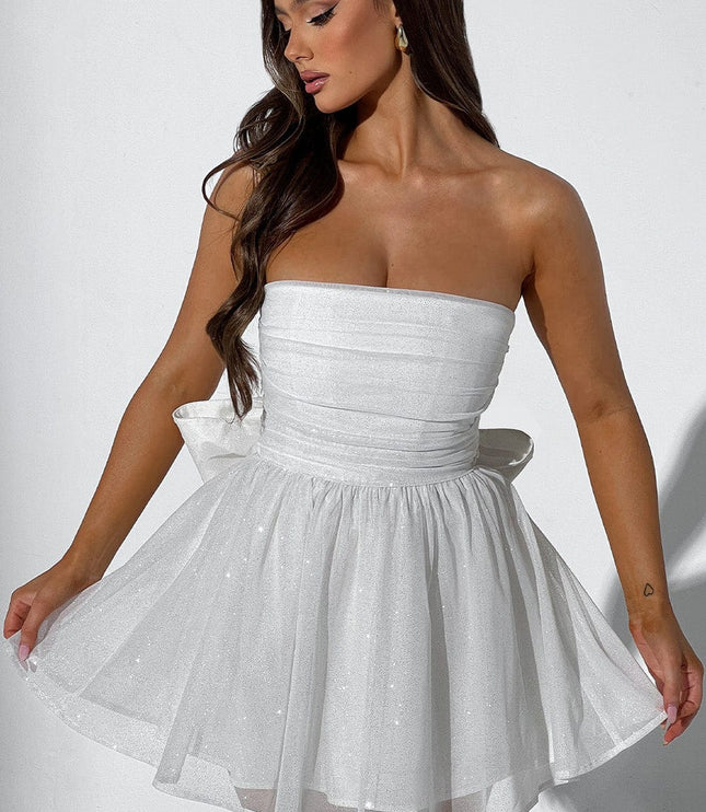 Vestido mini blanco ajustado con fruncidos y hombros descubiertos para mujer