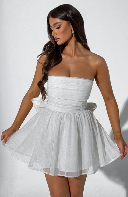 Vestido mini blanco ajustado con fruncidos y hombros descubiertos para mujer